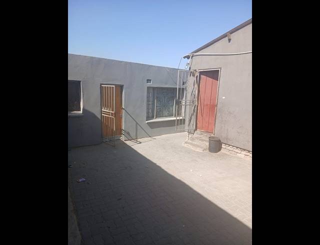 8 BEDROOM HOUSE FOR SALE IN KAALFONTEIN